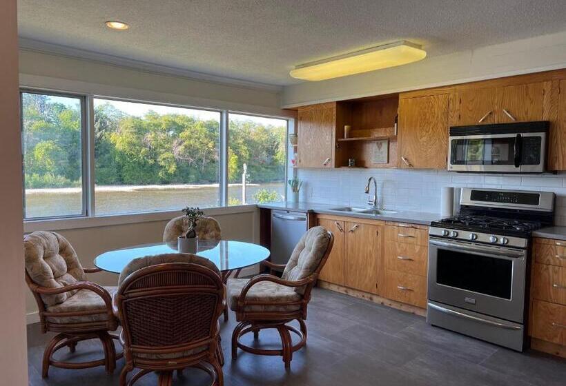 بنسيون River House