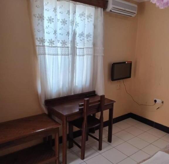 Отель Makambo Te Makuti Cottage