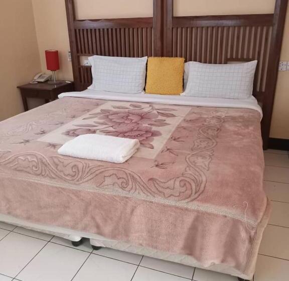 Отель Makambo Te Makuti Cottage