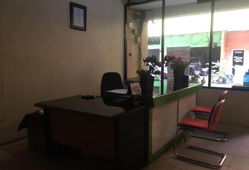 Hotel Oyo 93292 Raudhatul Husna Homestay Syariah