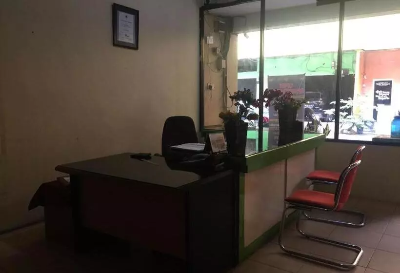 Hotelli Oyo 93292 Raudhatul Husna Homestay Syariah