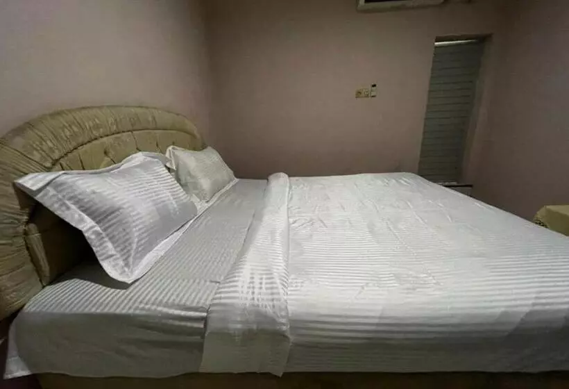 Hotelli Oyo 93292 Raudhatul Husna Homestay Syariah