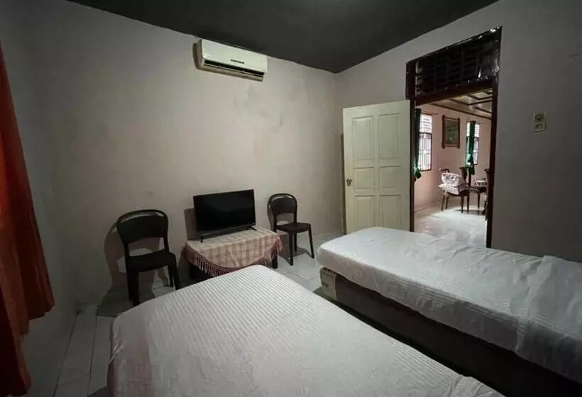 Hotelli Oyo 93292 Raudhatul Husna Homestay Syariah