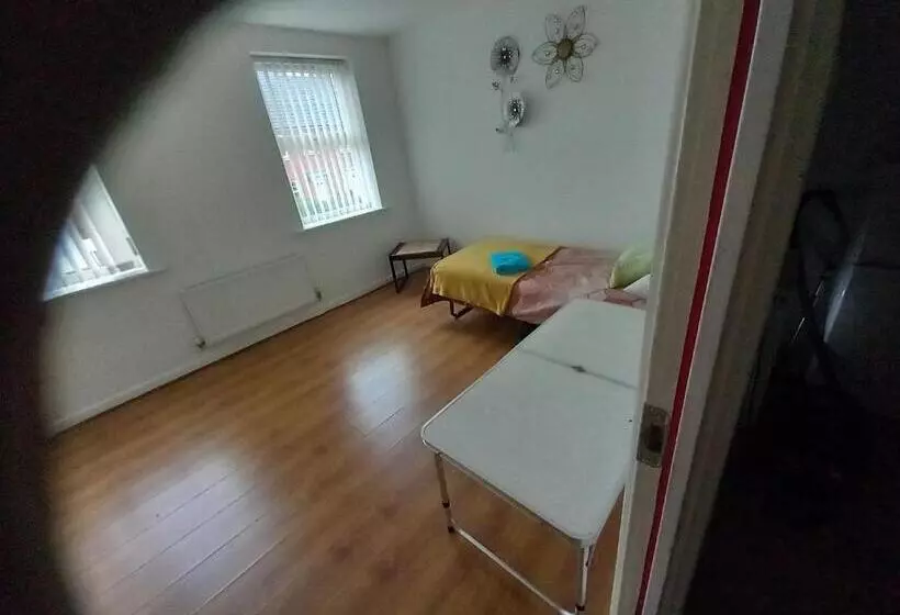 ペンション Private Rooms, 2 Showers In 3 Storey Hse, 25 Minutes Walk From Leicester City Centre