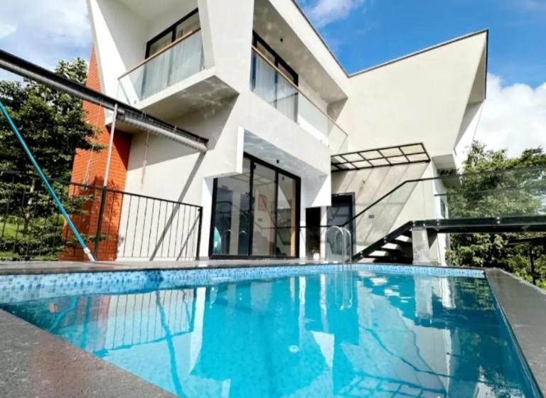 Aamiaismajoitus (B&B) Iris Highes Villas