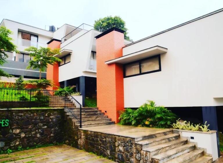 Aamiaismajoitus (B&B) Iris Highes Villas