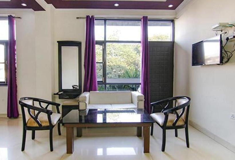 Fabhotel Cp Palace Race Course