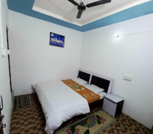 בית מלון כפרי White House Resort, Ukhimath