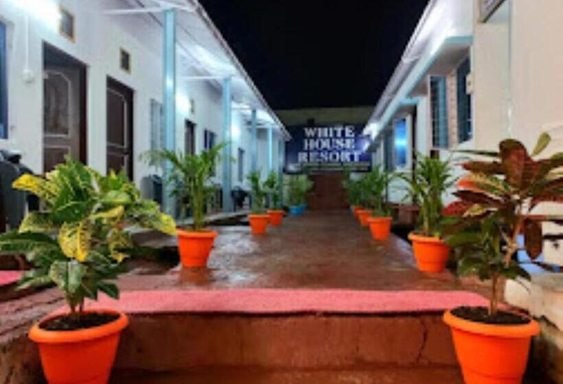 בית מלון כפרי White House Resort, Ukhimath