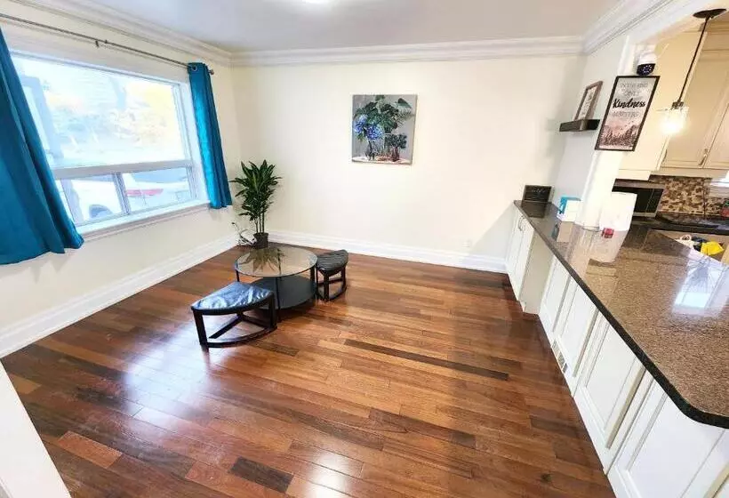 Majatalo Toronto Uptown 2   Bus To Downtown