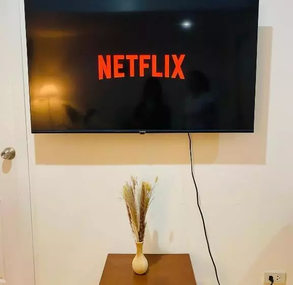 Cozy And Minimalist Room Near Airport