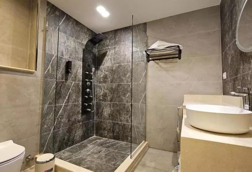 Majestic Oak Suite