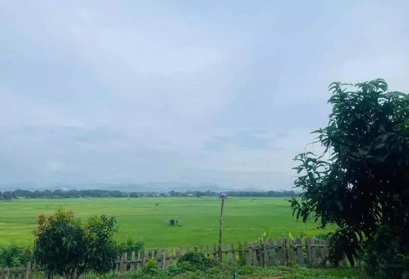 ペンション เฮือนริมทุ่งมีแสน