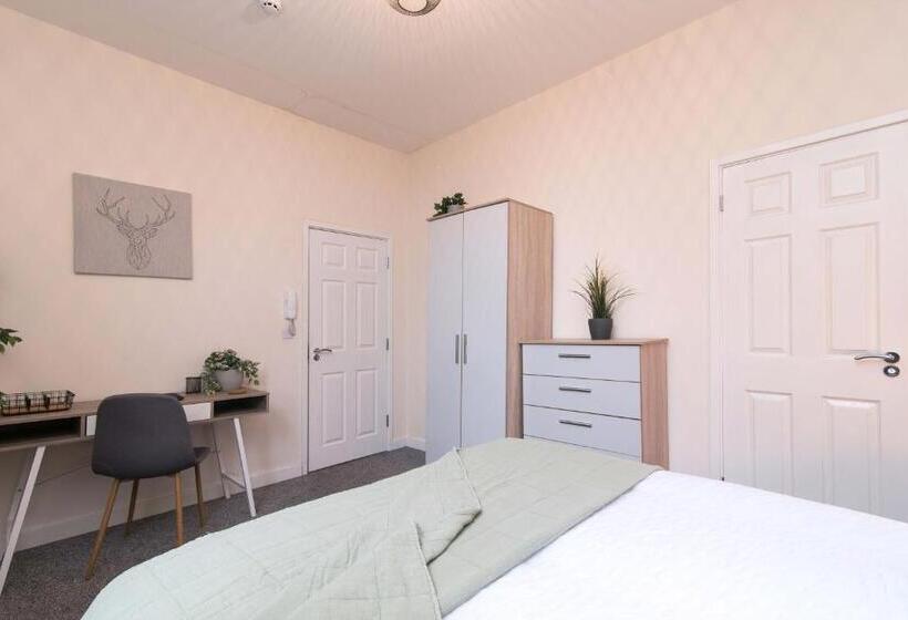 旅馆 Cheerful Double En Suite Room With Free Wifi