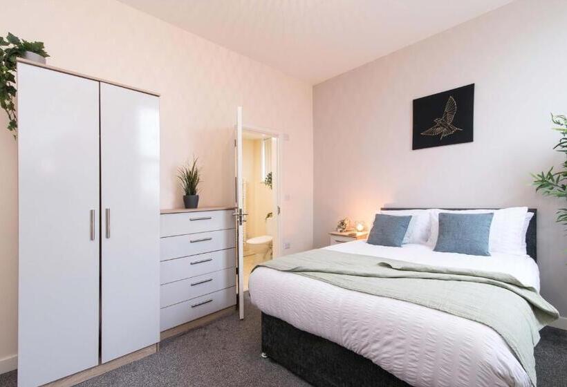 旅馆 Cheerful Double En Suite Room With Free Wifi