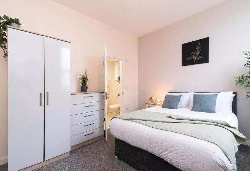 Retkeilymaja Cheerful Double En Suite Room With Free Wifi