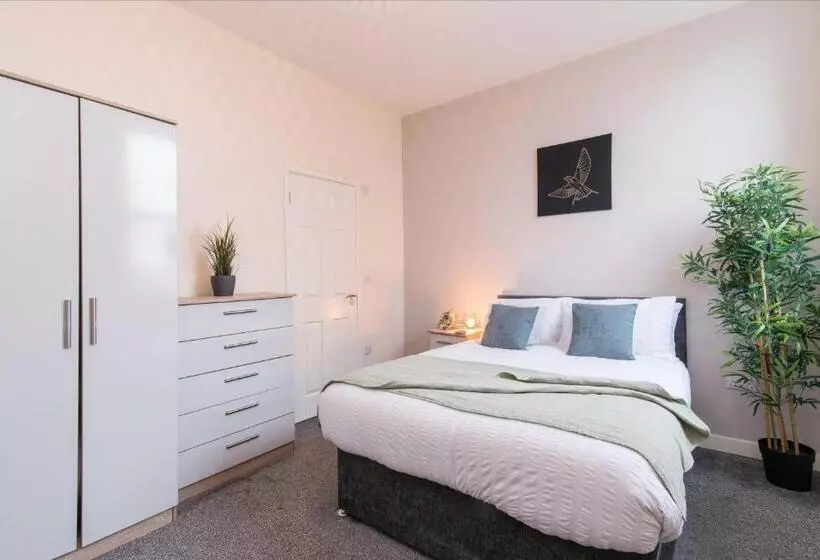 Retkeilymaja Cheerful Double En Suite Room With Free Wifi