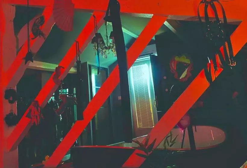 تختخواب و صبحانه Love Room Chic&glam