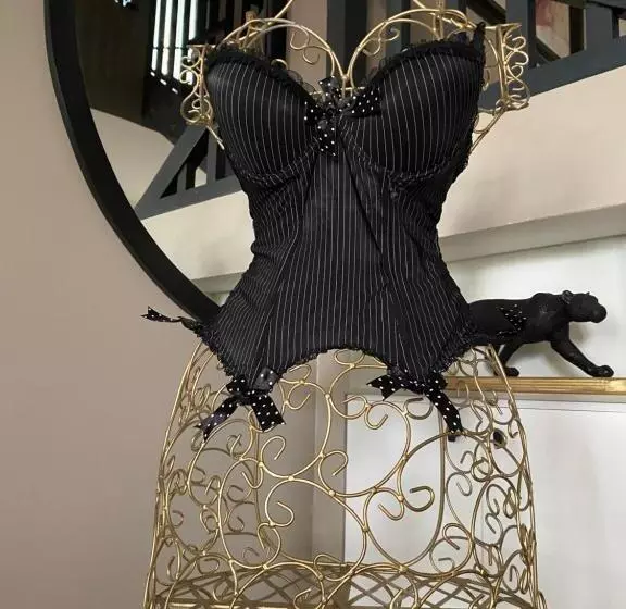 تختخواب و صبحانه Love Room Chic&glam