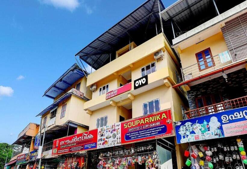 Hotelli Oyo Flagship Souparnika Residency