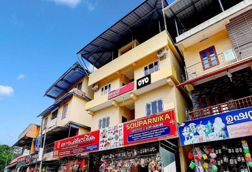 Hotelli Oyo Flagship Souparnika Residency