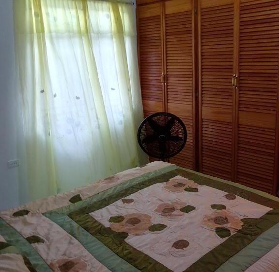 پانسیون Ana Y Clarence