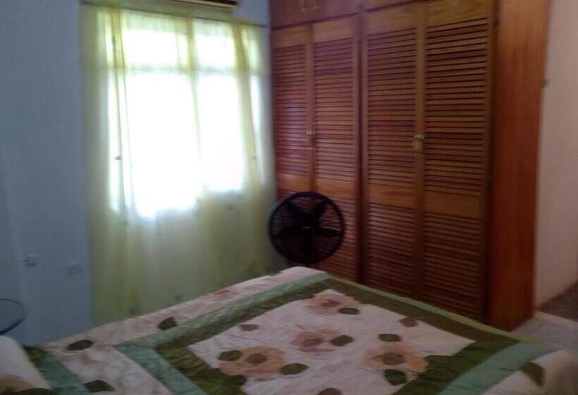 پانسیون Ana Y Clarence