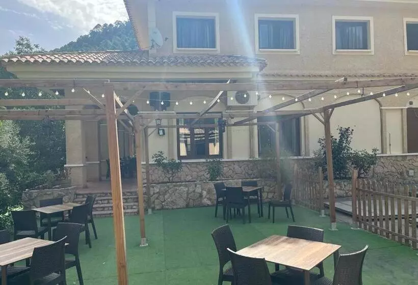 ペンション Hostal Restaurante Andra