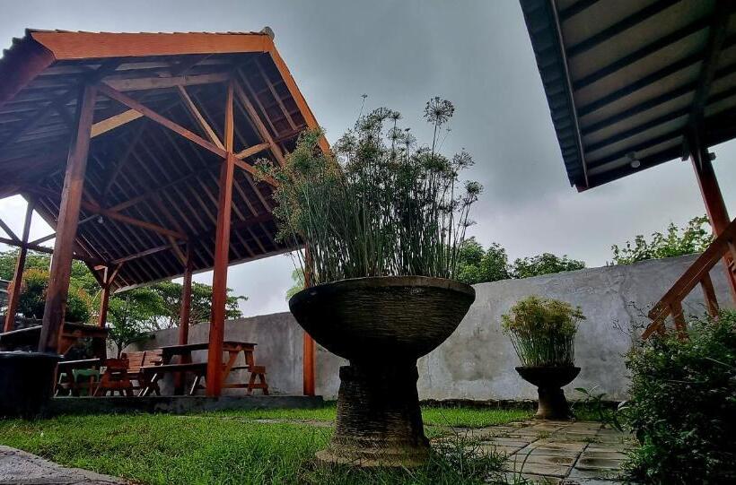 Pensjonat Mayeka Transit Hostel Bandara Internasional Lombok