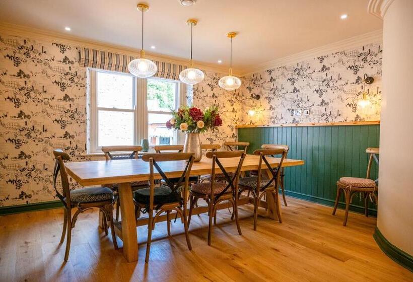 酒店 The Sheep And Penguin