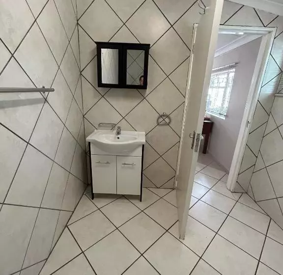 ペンション 9 Wena Ave Guesthouse