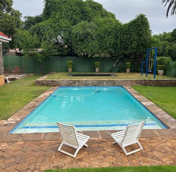 פנסיון 9 Wena Ave Guesthouse