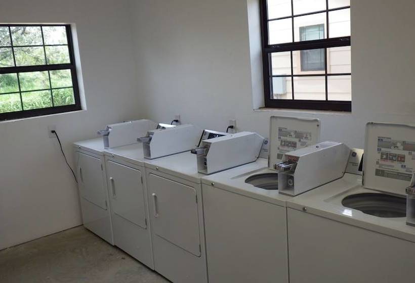 ホテル Brush Country Lodge