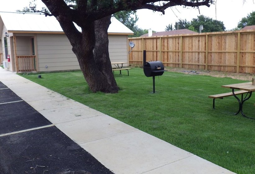 ホテル Brush Country Lodge