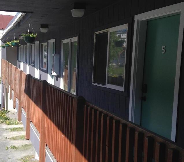 בית מלון כפרי Fourth Avenue Lodging