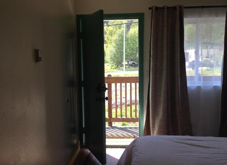 בית מלון כפרי Fourth Avenue Lodging