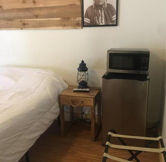 בית מלון כפרי Fourth Avenue Lodging