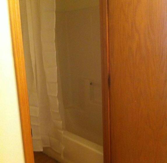 בית מלון כפרי Fourth Avenue Lodging