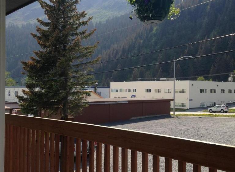 בית מלון כפרי Fourth Avenue Lodging