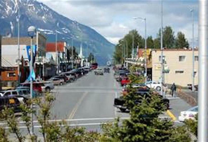 בית מלון כפרי Fourth Avenue Lodging