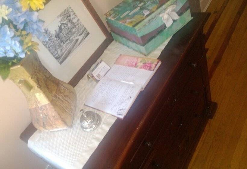 هتل Naomi's Inn Bed & Breakfast