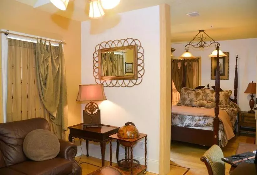 ホテル Naomi's Inn Bed & Breakfast