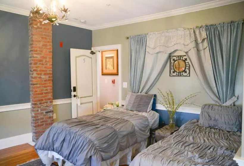 ホテル Naomi's Inn Bed & Breakfast