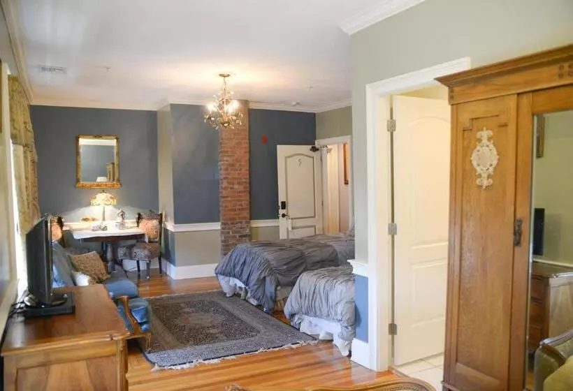 ホテル Naomi's Inn Bed & Breakfast