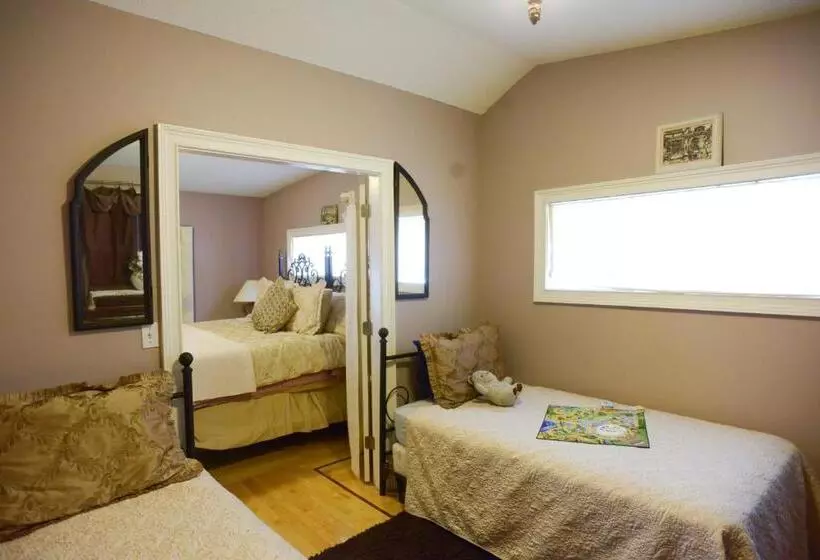ホテル Naomi's Inn Bed & Breakfast