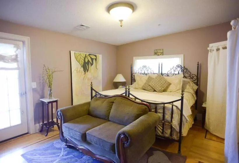 ホテル Naomi's Inn Bed & Breakfast