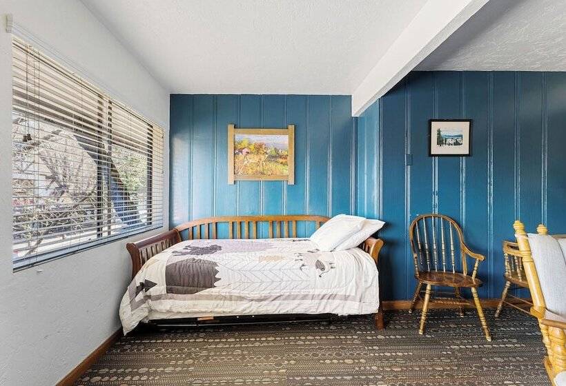 בית מלון כפרי Socal Vacations   Village Inn