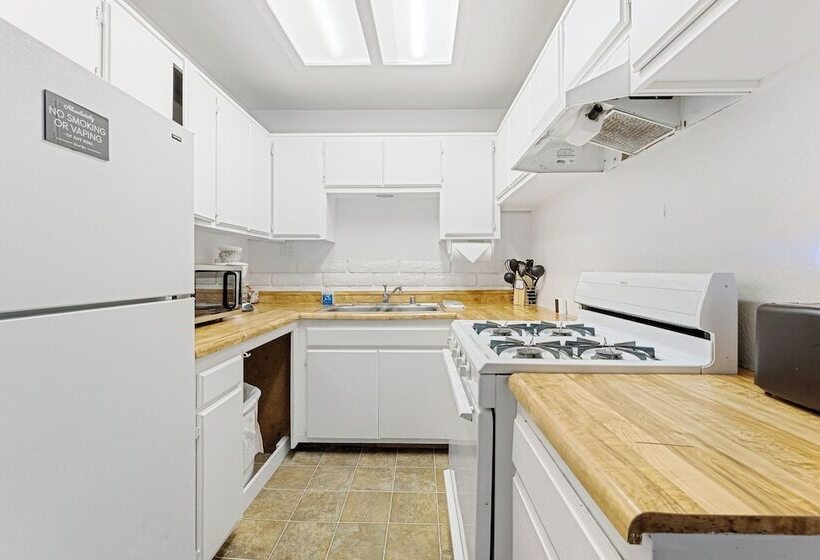 בית מלון כפרי Socal Vacations   Village Inn