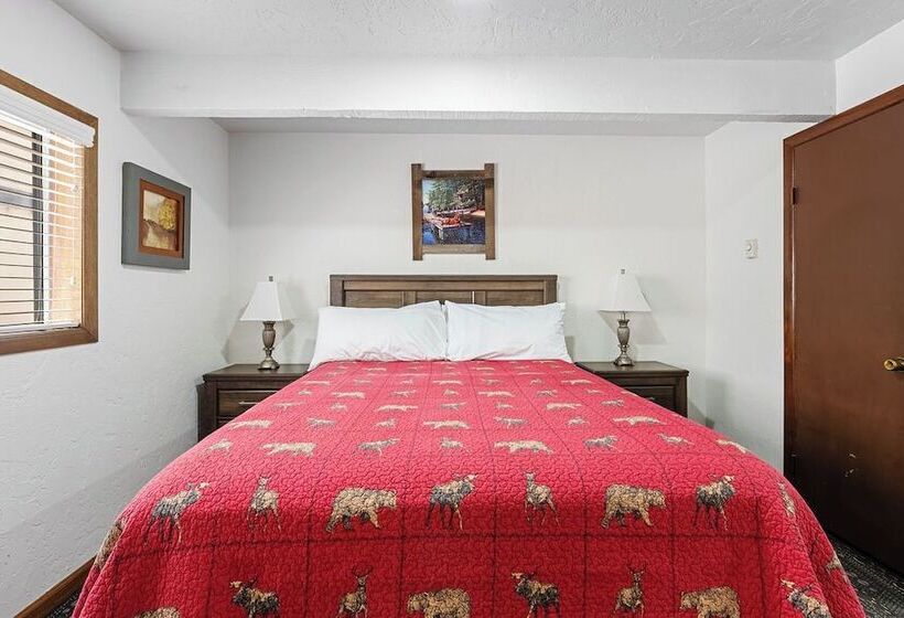 בית מלון כפרי Socal Vacations   Village Inn