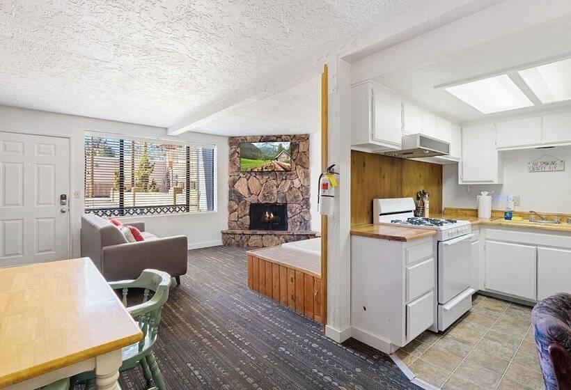 בית מלון כפרי Socal Vacations   Village Inn